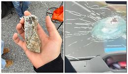 Sassi contro le auto in corsa: sfondato il parabrezza di un pulmino carico di ragazzi