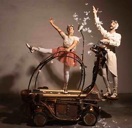 Due clown e un bizzarro veicolo in rame: arriva "WOOW!"