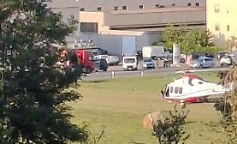 Grave incidente a Lesegno, moto si scontra con un'auto e poi va a fuoco