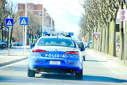Alla guida col telefonino in mano: le sanzioni della Polizia