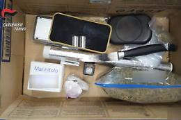Spacciava cocaina mentre portava la neonata nel passeggino