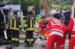 Furgone della raccolta rifiuti si ribalta nella rotonda a Borgo San Dalmazzo