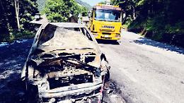 Auto in fiamme sulla provinciale verso il Mondolè