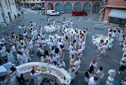 In 300, tutti in bianco, nel salottino di Carrù