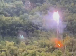 Il fulmine colpisce il traliccio della linea elettrica e si alzano le fiamme 