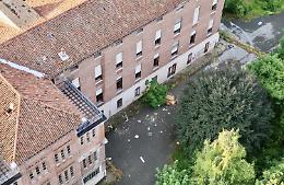 Vandali nell'ex Cottolengo: distrutti arredi e finestre, scritte sui muri
