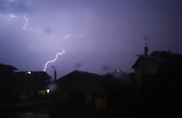 Tempesta di vento e fulmini nella notte: cade un palo telefonico