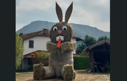 All'ingresso del paese spunta un... coniglio gigante, tutto di fieno