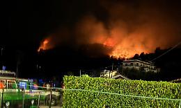 Le fiamme si avvicinano alle case, il presidio nella notte dei Vigili del fuoco