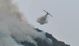 L'incendio non è ancora sotto controllo, arriva anche il canadair