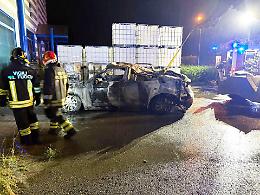 Auto in fumo in un capannone, i residenti chiamano i Vigili del fuoco