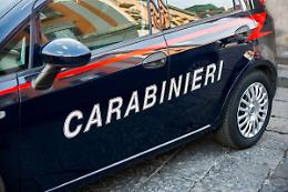 Armato di taglierino fa irruzione in casa: rapina, ferisce e tenta una violenza su una donna