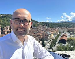 Il sindaco che nel giorno dei suoi 40 anni ha celebrato due matrimoni