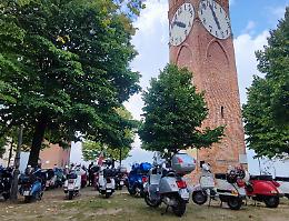 Mondovì... invasa dalle "Vespe" (a motore!), anche sotto la Torre - LA FOTOGALLERY