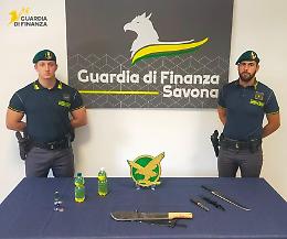 Fermati a Savona: sull'auto due machete, coltelli, bottiglie di benzina e hashish