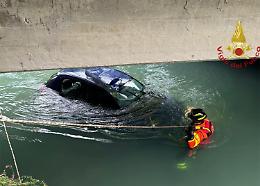 Precipitano in un canale con l'auto: salvati dalle squadre fluviali