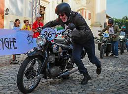 Il fascino senza tempo delle moto d’epoca invade il Cebano