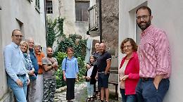 Il vicolo antico rifiorisce: quando l’amore per il paese diventa bellezza