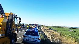 Incidente sull'autostrada, due auto si ribaltano fuoristrada