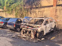 Auto va a fuoco nella notte