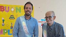 Il sindaco  festeggia i 40 anni con i "nonni" nella Rsa "Don Garneri"