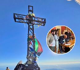 «L'impresa di quei giovani, un secolo fa, che portarono in spalla la croce sulla cima Monviso»