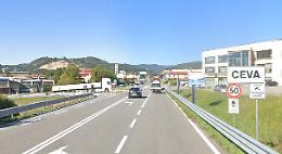 Moto contro auto: grave incidente sulla Statale 28 a Ceva, motocilista in codice rosso