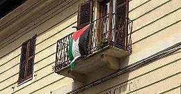 «Esponiamo pure tutte le bandiere del mondo, ma non sulla facciata del Comune»