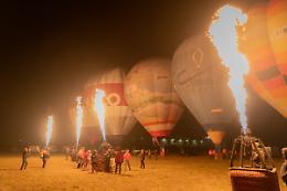 Fiamme nella notte e mongolfiere illuminate: cos'è il "Nightglow" che si svolge stasera prima dei Feu?