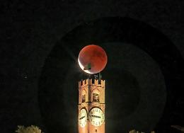 La luna, l'eclissi, la Torre: lo scatto eccezionale di Donatello Diaspro