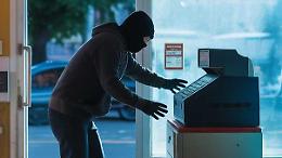 Entrano, portano via il fondo cassa e scappano sul furgone rubato