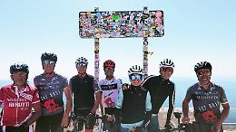 Tre giorni in sella e 370 chilometri: l'impresa di sette ciclisti sul Mont Ventoux