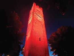 Perché la Torre medievale ieri sera era illuminata di arancione?