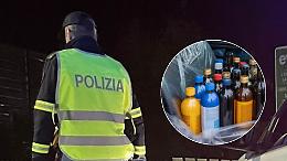 Alcolici e pacchi di caffè nascosti in auto, alla Polizia non sanno spiegare la provenienza