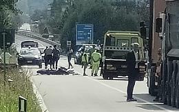 Muore motociclista 24enne in uno scontro con un'auto sulla ss 28