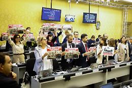 «In Palestina è genocidio»: cartelli per Gaza in Consiglio Regionale