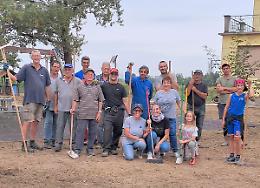 Pale, rastrelli e tanto cuore: così hanno ripulito i giardini dell'ex scuola della frazione in cui vivono