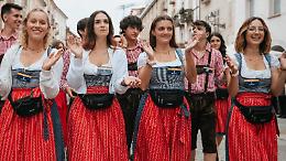 Oktoberfest 2025: la grande parata apre l’ottava edizione tra birra, musica e spettacolo