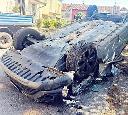 Auto contro un camioncino parcheggiato, incidente stradale a Magliano