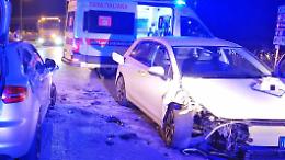 Scontro tra due auto alla svolta per il casello autostradale