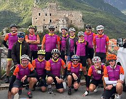 Tutti in bici, anche il sindaco e la giunta: da Paroldo al mare in bici