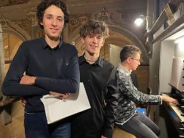Le mani dei giovani Matteo e Luca fanno risuonare l'antico organo parrocchiale