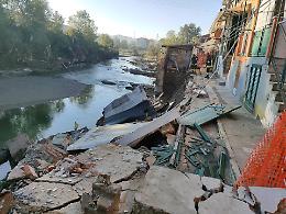 Crolla un muro: 11 persone evacuate