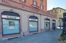 «Aggredito e rapinato al bancomat in pieno centro»