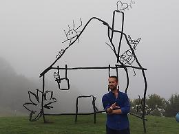 I disegni dei bimbi sui banchi diventano un'opera d'arte sulla quale ci si può... arrampicare!