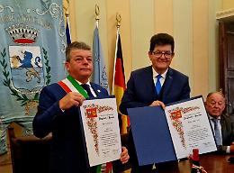 Nel segno di Einaudi e Mitterand, i 25 anni di gemellaggio tra Dogliani e Jarnac