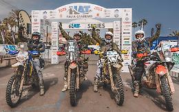 Ruggiti d’altri tempi: l’enduro vintage torna a dare spettacolo con la “Hat Legend”