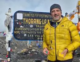 Giocano a "bocce quadre" sull'Himalaya