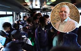 Il sindaco prende il bus degli studenti per testimoniare i disagi
