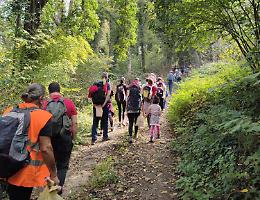 Famiglie a passeggio nella natura, tra vecchi ruderi, cascate e... tesori da scoprire